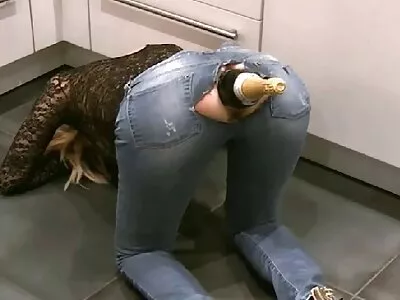 Heißer Arsch wird verbrannt Video hausfrauen reife (Courtney Cummz)