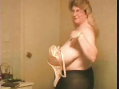 Neuling kommt herein, um ihre Fähigkeiten mit Dildos und anderem Spielzeug sex mit reifen frauen zu zeigen Video (Amber Cox)