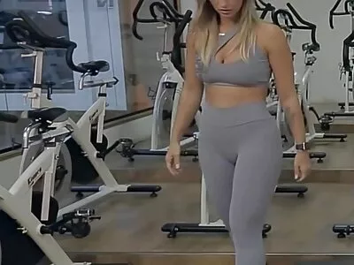 Aufstrebende Schauspielerin wird reife oma porno hart gefickt (Kylie Rocket)